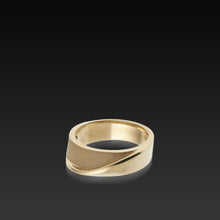 Load image into Gallery viewer, Men's 14 karat Yellow Gold Eclipse Band