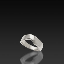 Load image into Gallery viewer, Men's 14 karat White Gold Curvalinear Band