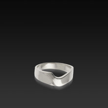 Load image into Gallery viewer, Men's 14 karat White Gold Curvalinear Band