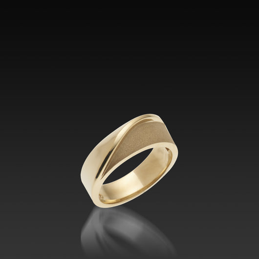 Men's 14 karat Yellow Gold Eclipse Band